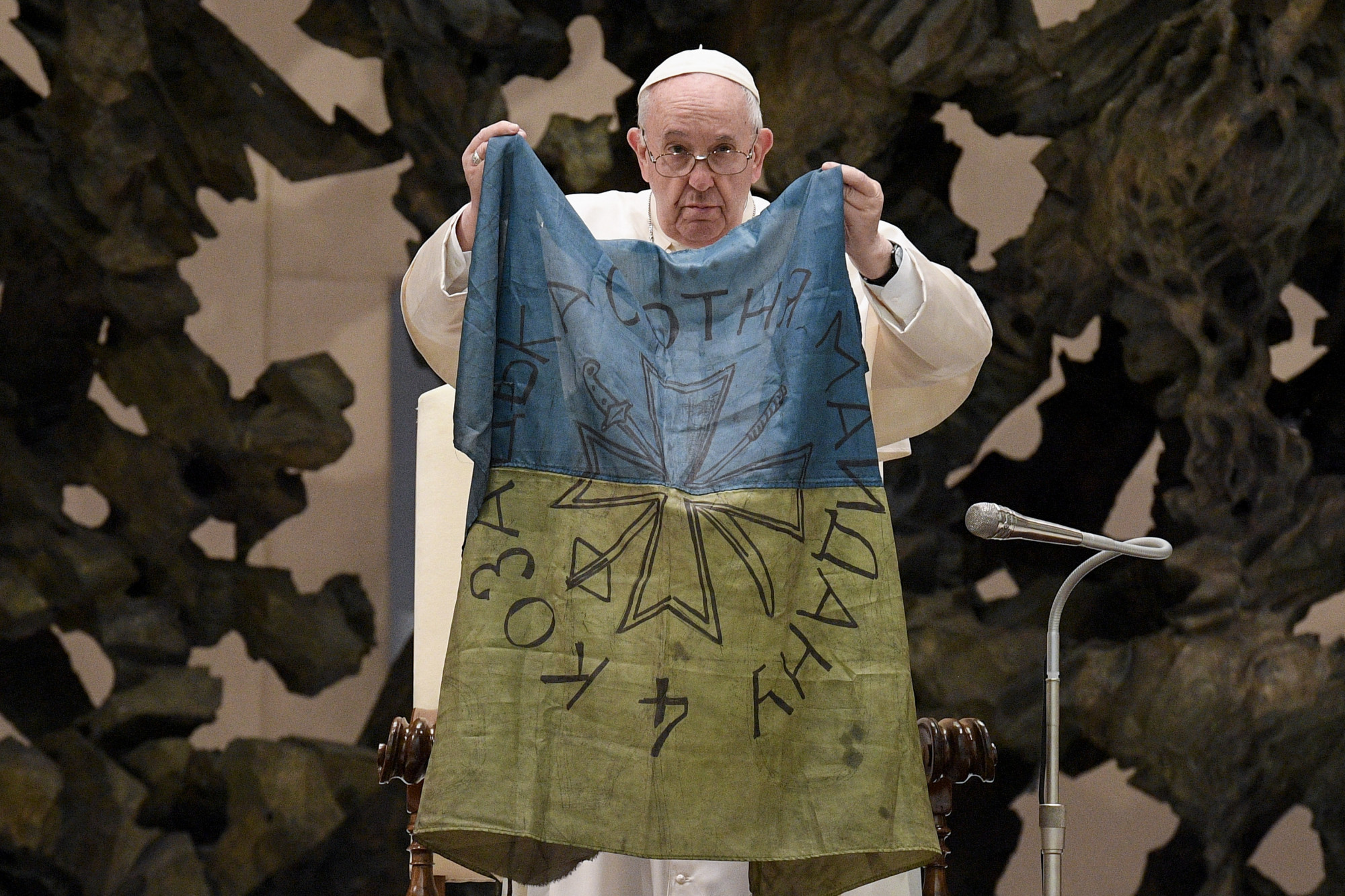 A háború poklából, Bucsából küldött zászlót emel fel Ferenc pápa 2022. április 6-án