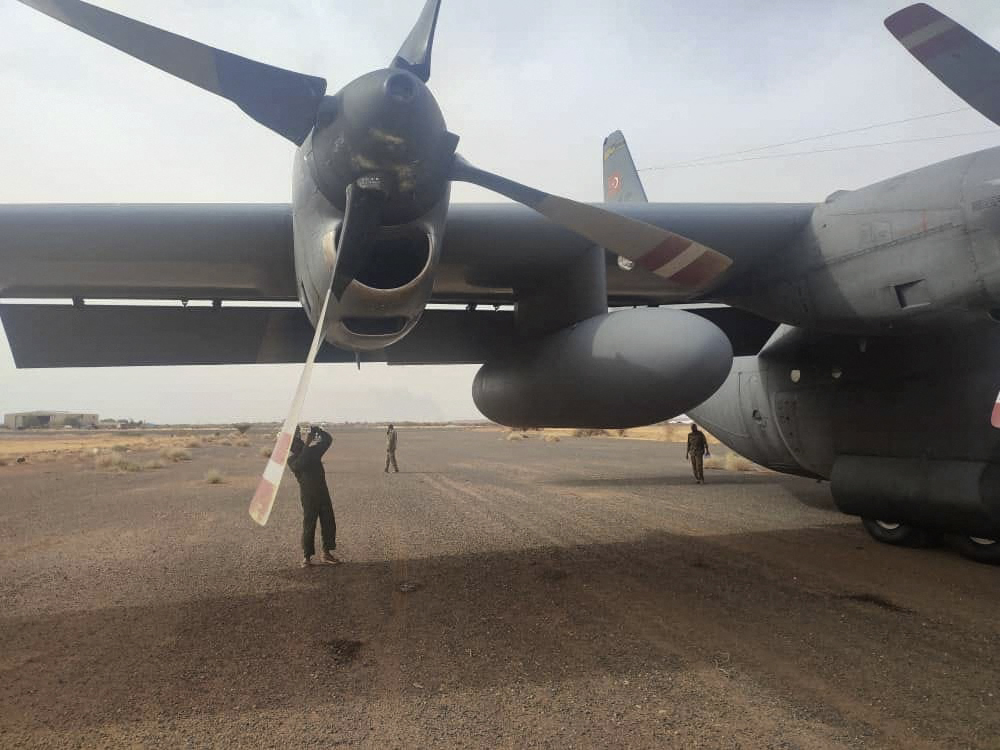 Tüzet nyitottak egy törököket evakuáló repülőgépre Szudánban