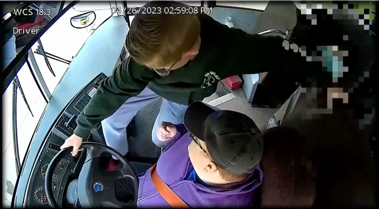 Egy 13 éves diák állította meg az iskolabuszt Michiganben, miután elájult a sofőr