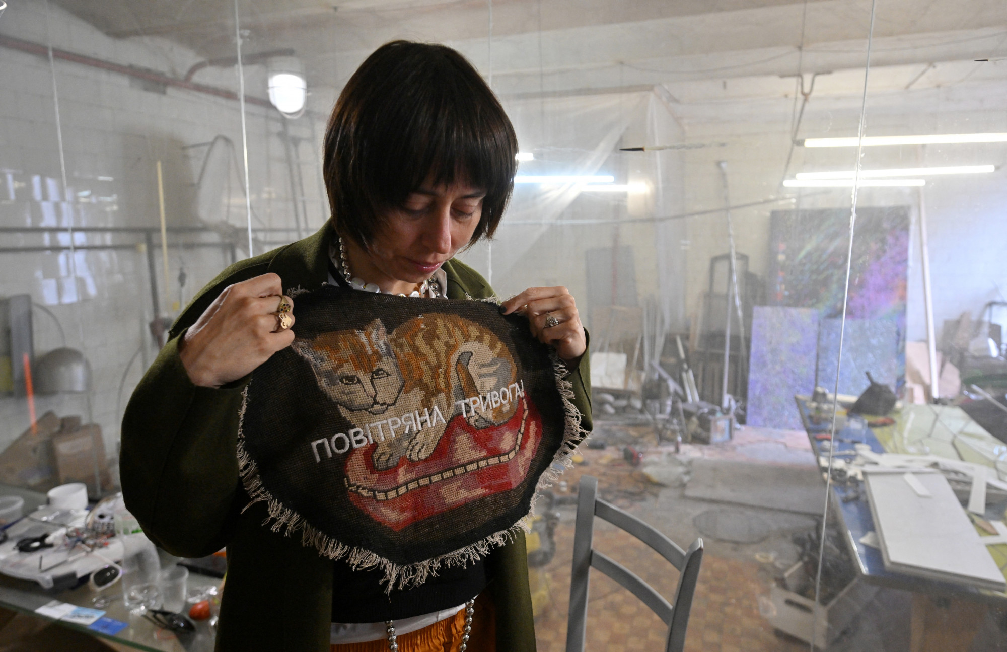Zsana Kadirova ukrán művész kijevi műtermében mutatja be legújabb alkotását, melynek felirata: "Légi riadó". Kadirova tavaly februárban, az orosz támadás kezdetén haszontalannak érezte a munkáját, ám miután kiderült, hogy a galériák világszerte vevők a háború inspirálta alkotásokra, munkához látott, hogy a műveiből befolyó bevételekből a szenvedő civileket és a katonákat támogathassa.