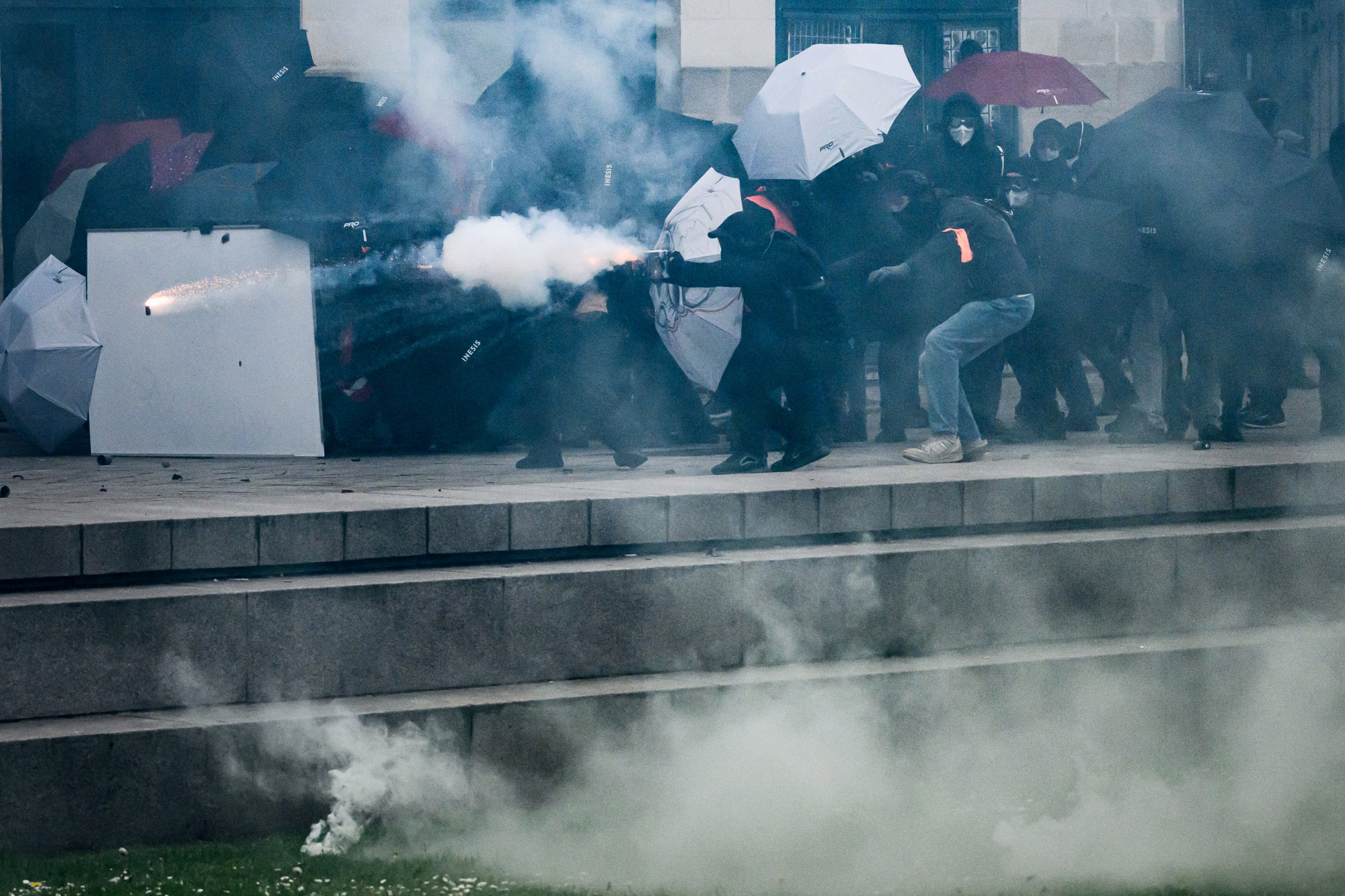 A francia rendőrség anarchistákkal csapott össze a május elsejei nagygyűléseken