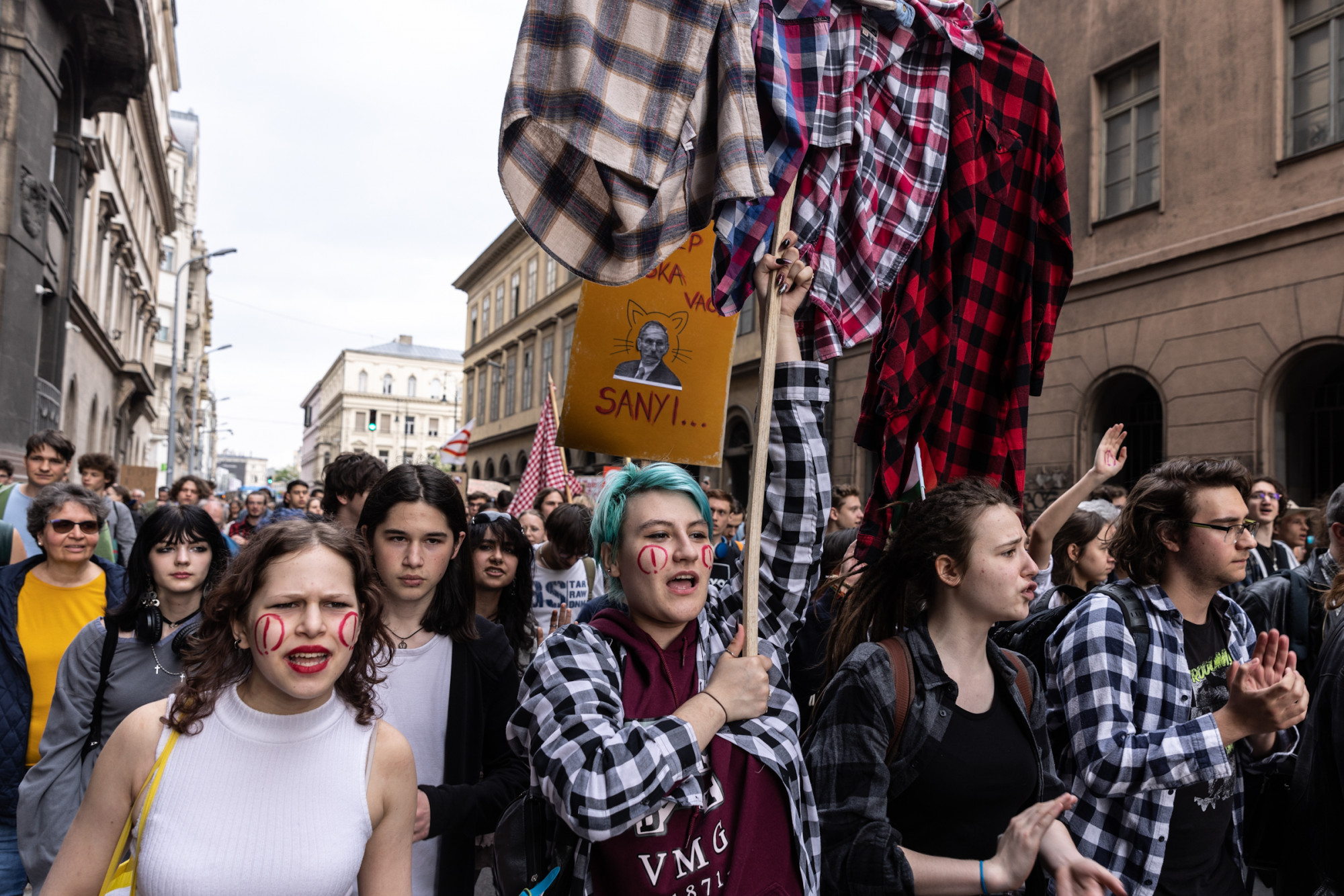 Könnygáz a Karmelitánál, tüntető diákok döntöttek le kordonokat