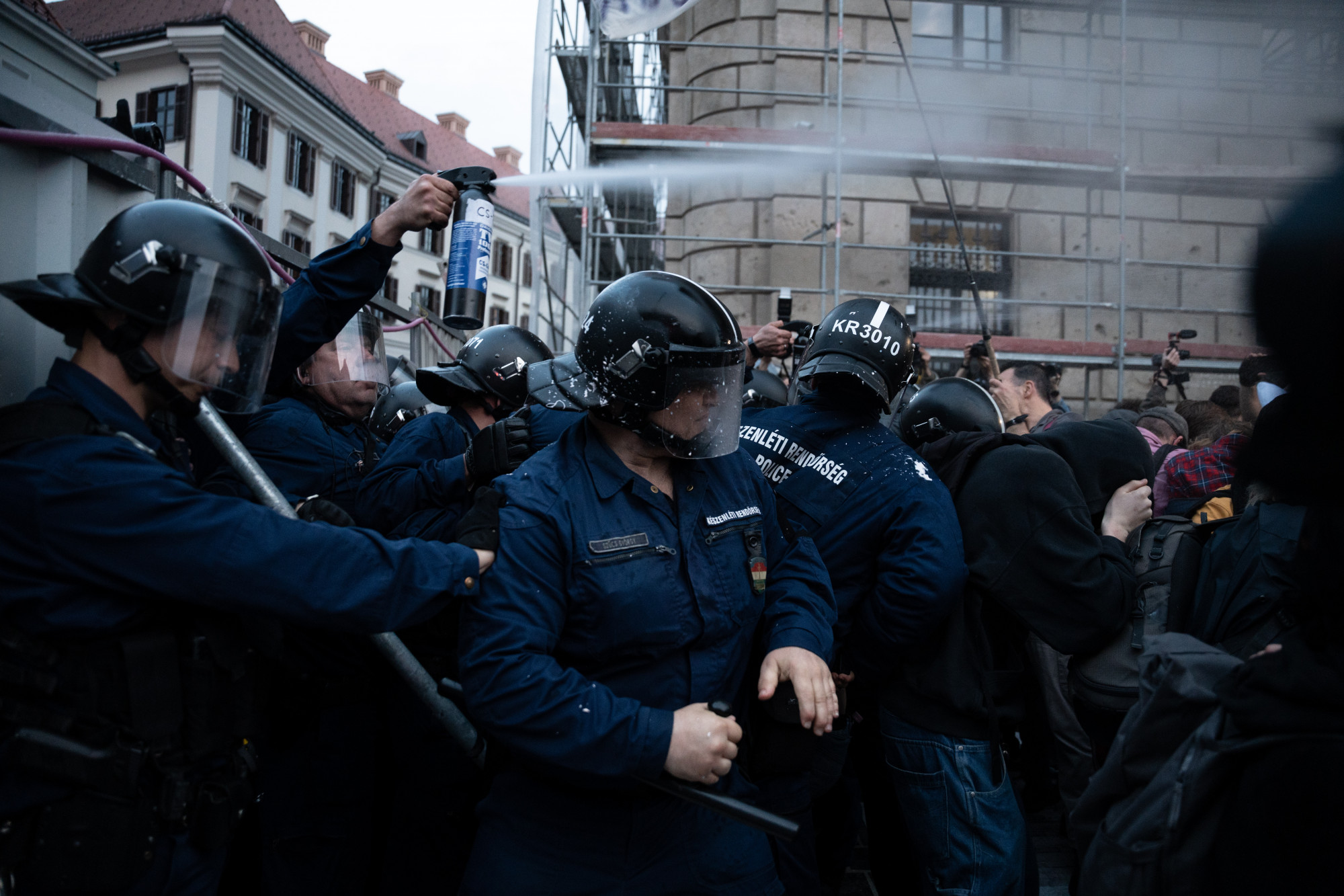 Készenléti rendőrök könnygázzal és tonfával szorítják vissza a diákokat a kordon áttörése után a Karmelitánál