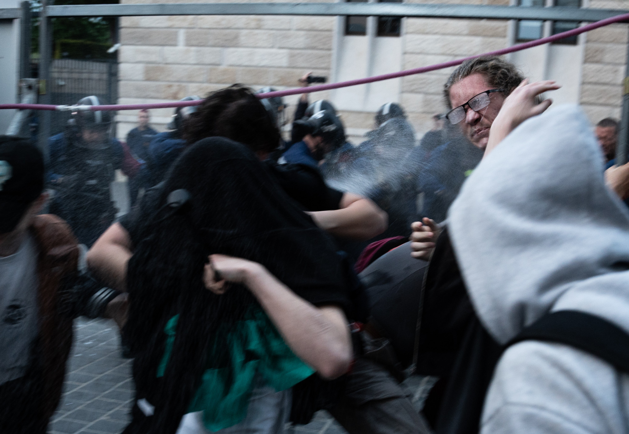 Könnygázas oszlatás a Karmelitánál a státusztörvény elleni tüntetésen május 3-án.