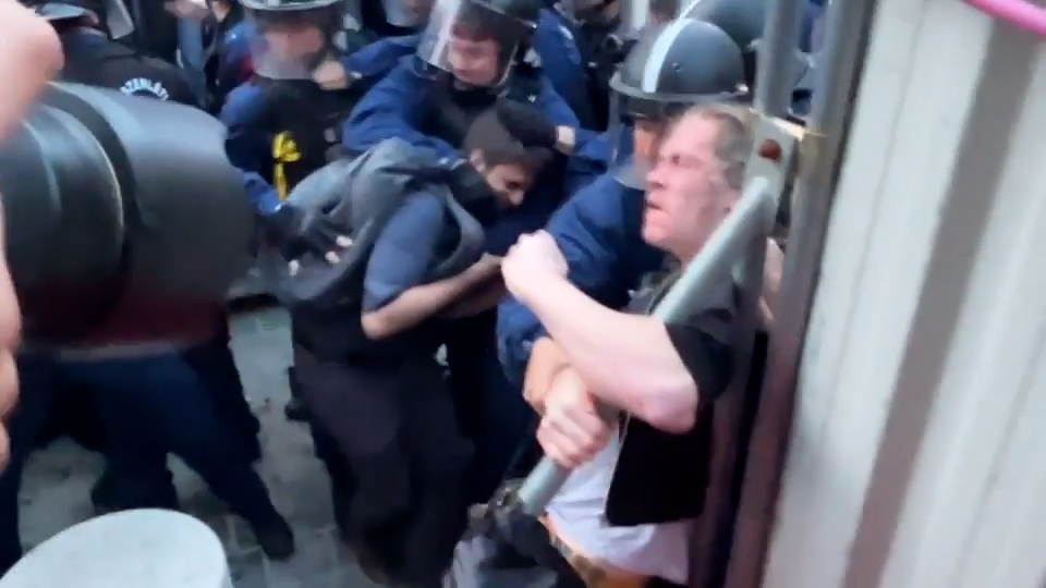 Fogva tartja a rendőrség a momentumos Tompos Mártont és több diáktüntetőt