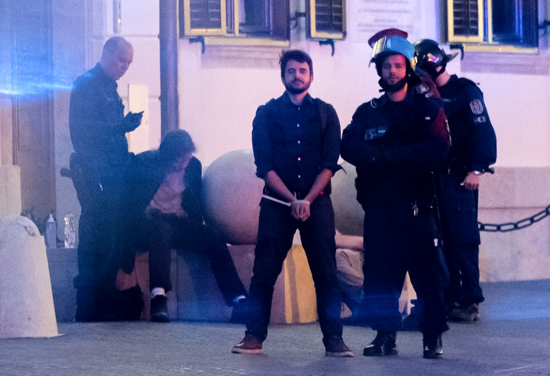 Behúzták a sorfal mögé a Momentum országgyűlési képviselőjét a rendőrök
