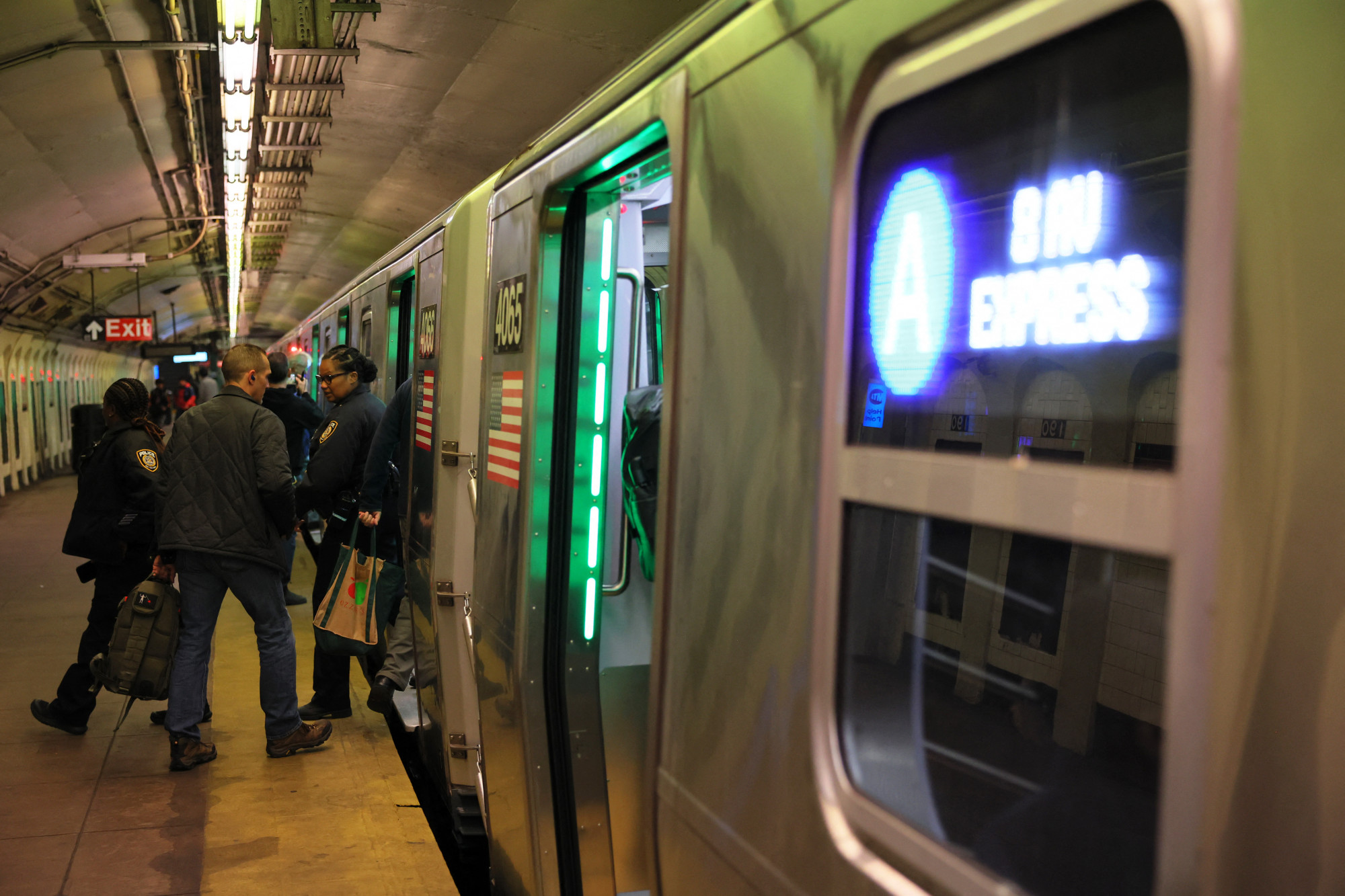 Megfojtottak a New York-i metrón egy fekete férfit, megfojtóját vádemelés nélkül elengedték