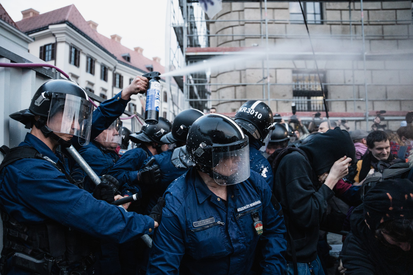 20 ezer könnyfakasztó spray-t és 20 ezer könnygázgránátot venne a rendőrség