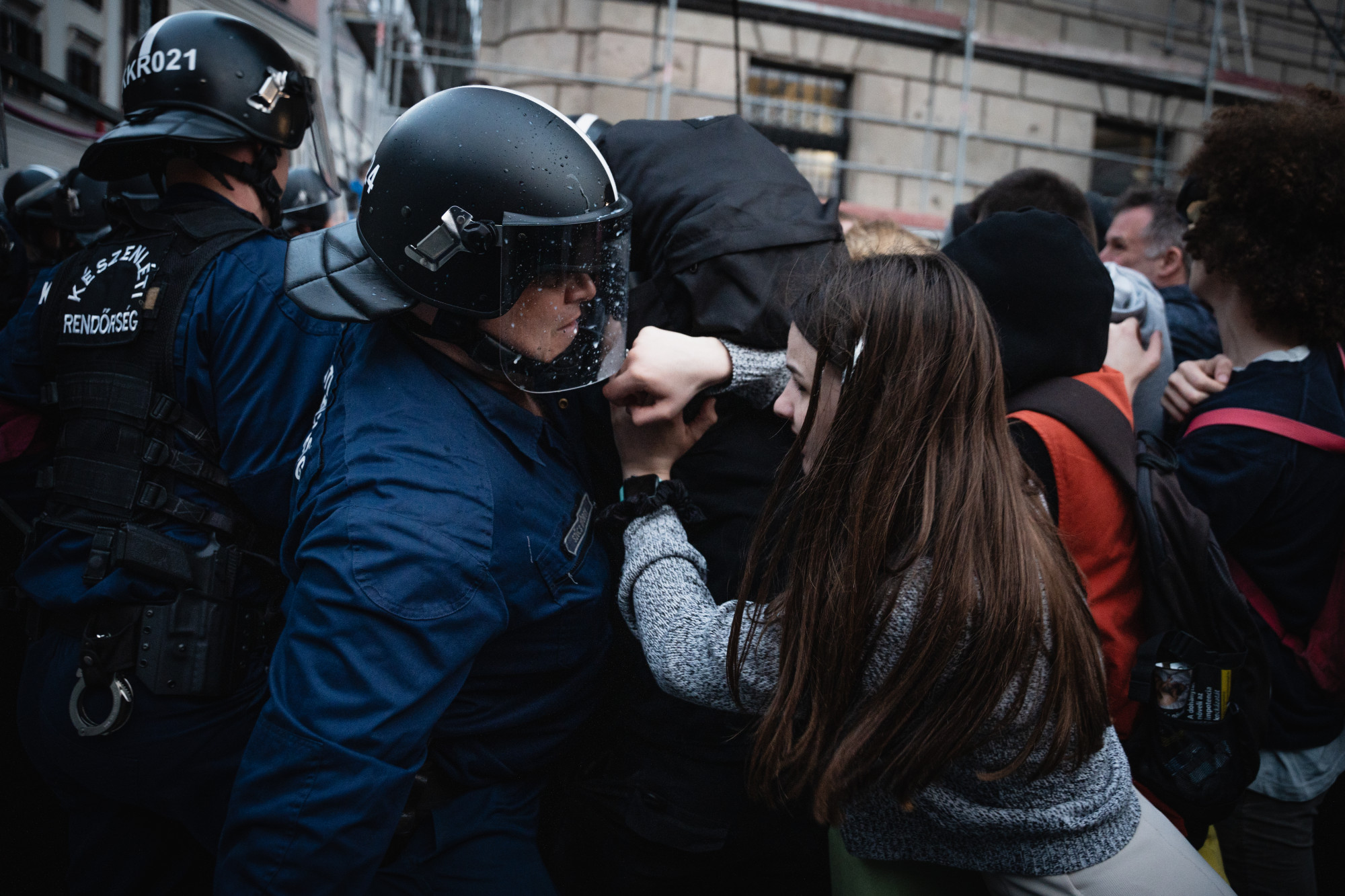 Kilenc fiatal ellen indítottak eljárást, mert eltakarták az arcukat a Karmelitánál