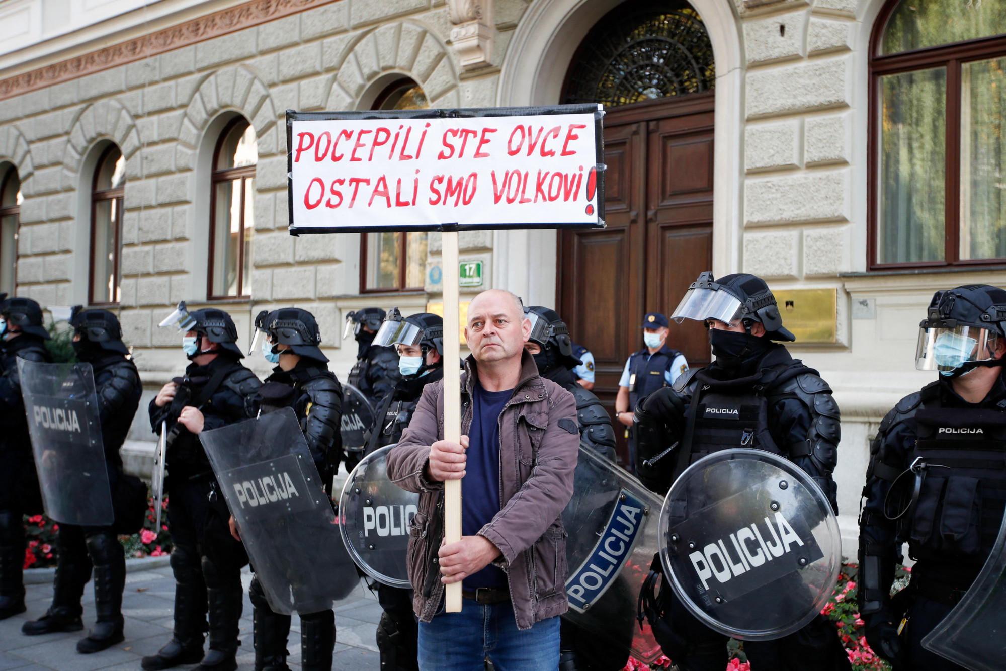 A COVID-bírságok visszafizetésével népszerűsítené magát a szlovén kormány