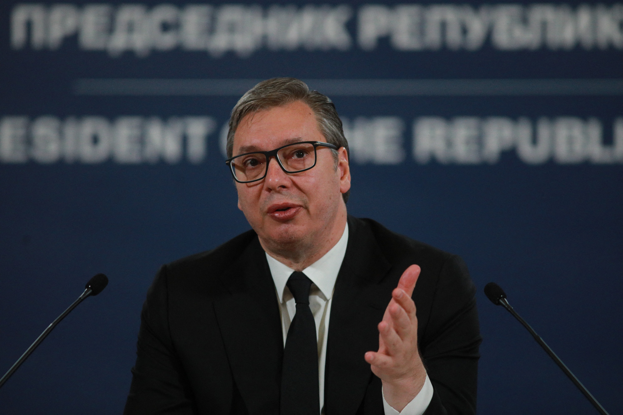 Vučićot nem zavarja, hogy közvetítőkön keresztül szerb lőszerek kerülnek az ukránokhoz