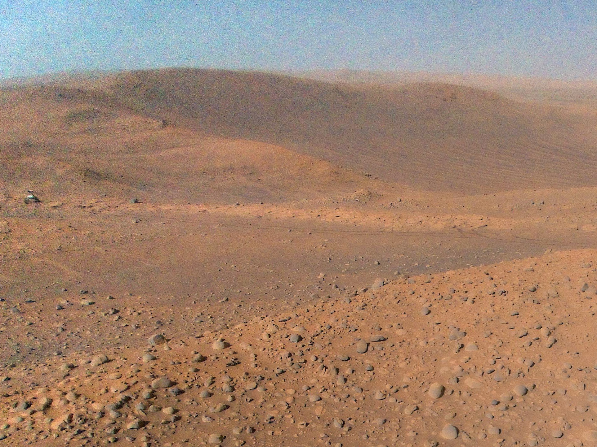 A Perseverance (jobb oldalt) és a Belva-kráter (bal oldalt) a deltatorkolat tetején