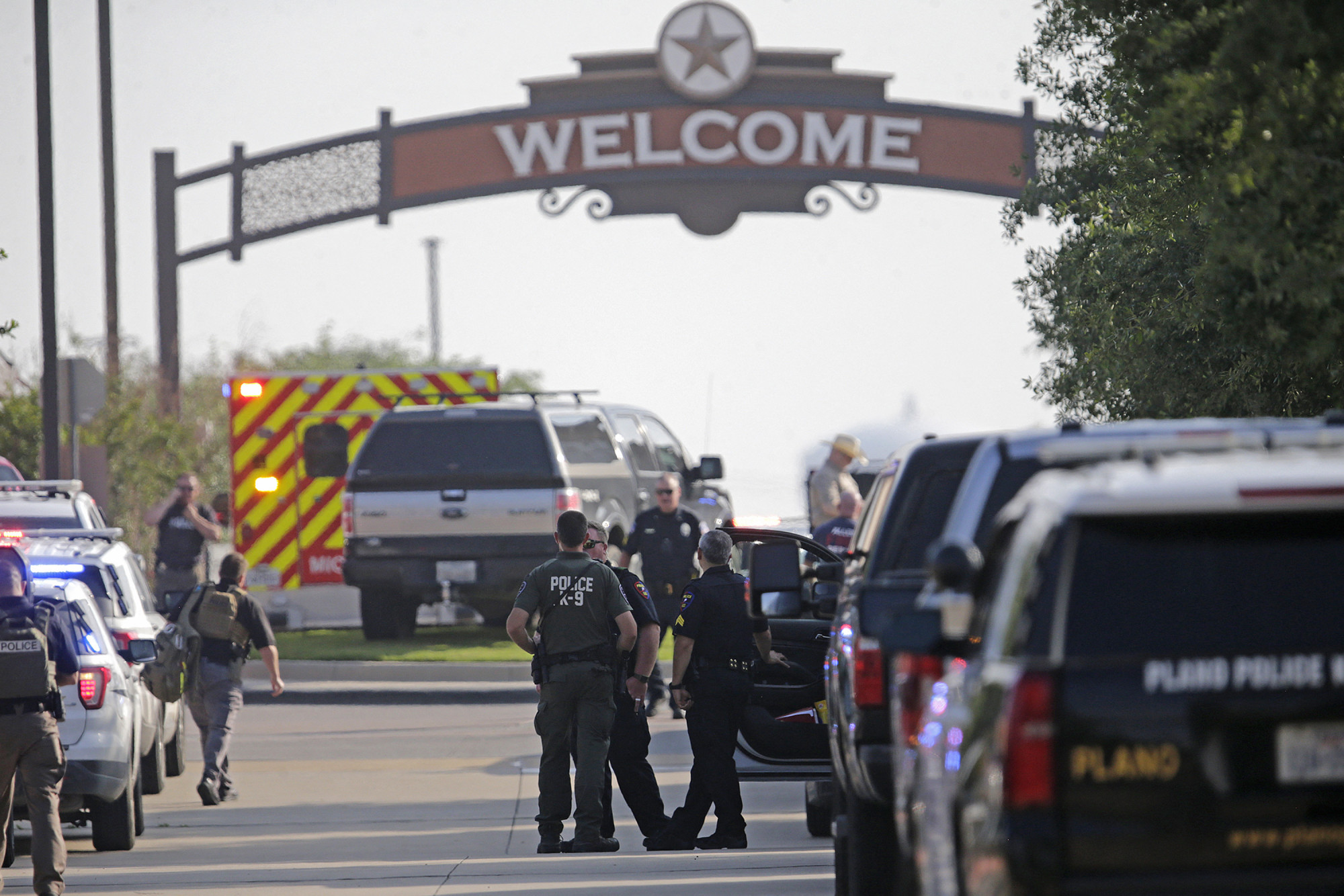 Válogatás nélkül lövöldözni kezdett a járókelőkre egy fegyveres Texasban