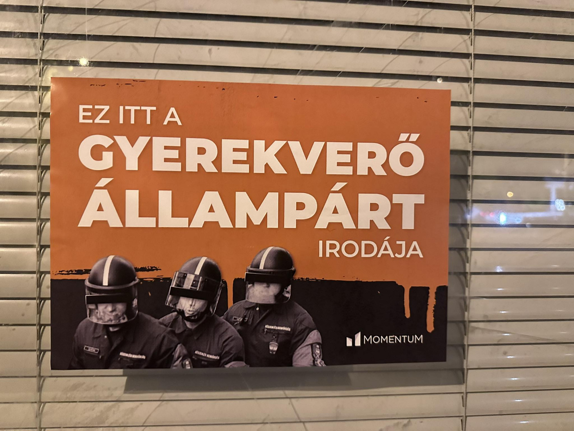 „Ez itt egy gyerekverő állampárt irodája” - írta a Momentum a Fidesz helyi központjaira