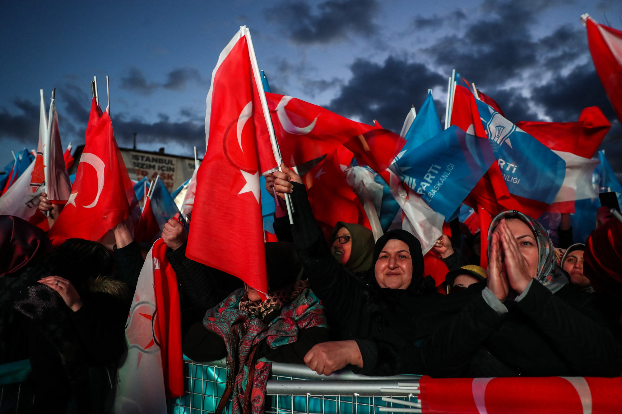 Erdogan hívei egy isztanbuli kampánygyűlésen 2023 március 29-én