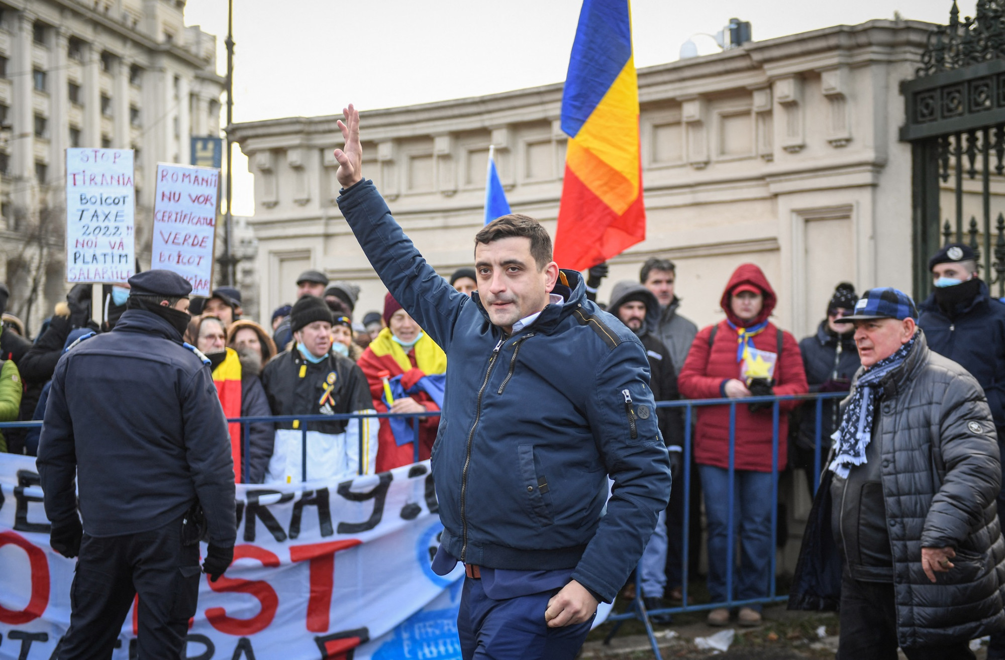 Képviselőkre támadtak és csendőrökkel dulakodtak nacionalisták a román képviselőház bejáratánál
