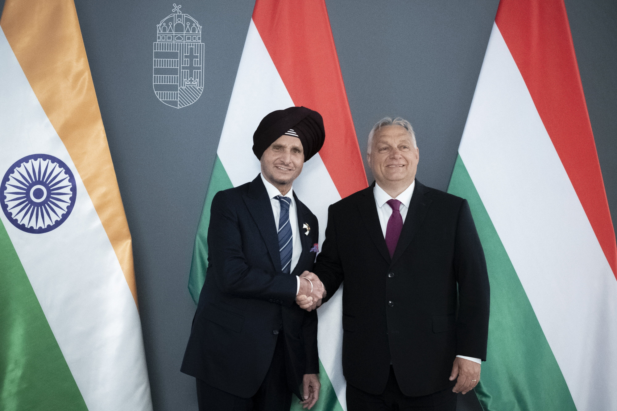 Orbán Viktor miniszterelnök (jobbra) fogadja Onkar Kanwart, az Apollo Tyres elnökét a Karmelita kolostorban 2023. május 10-én. A kormányfő munkavacsorán fogadta az indiai gumiabroncsgyártó óriásvállalat igazgatótanácsát.