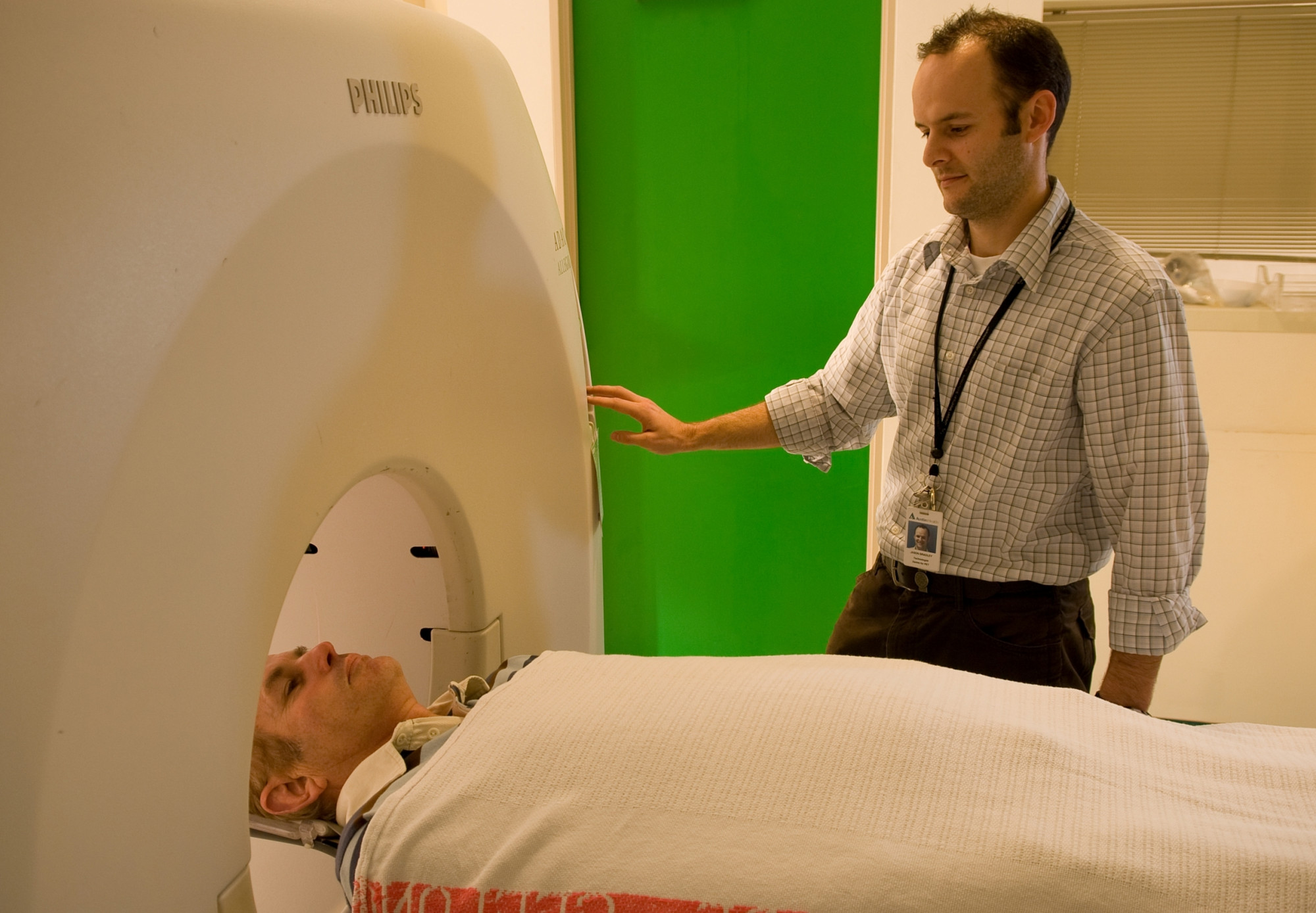 Béta-amiloid plakkok vizsgálata egy beteg agyában pozitronemissziós tomográfiával (PET)