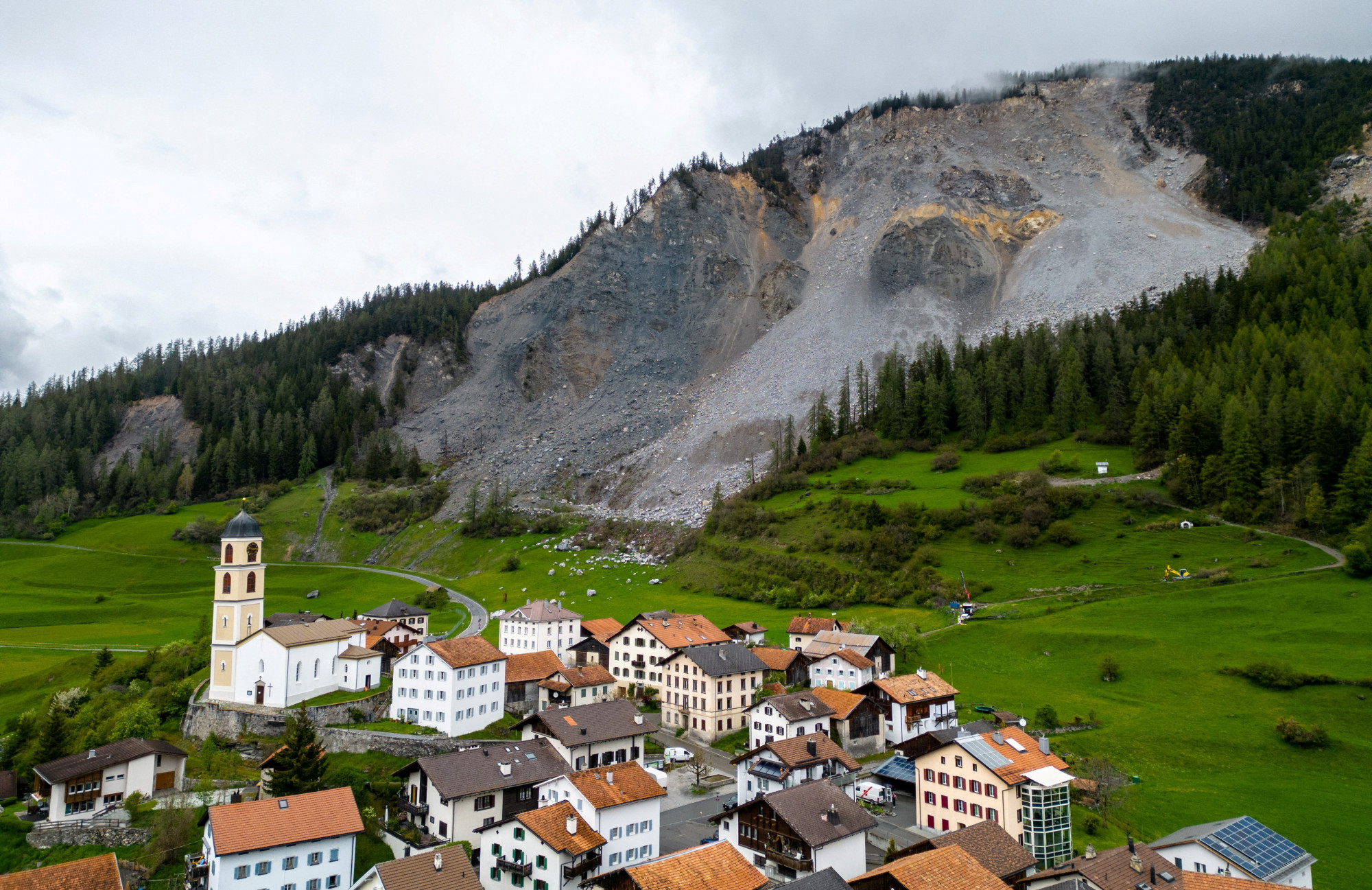 Kiürítettek egy svájci falut a közelgő sziklaomlás miatt