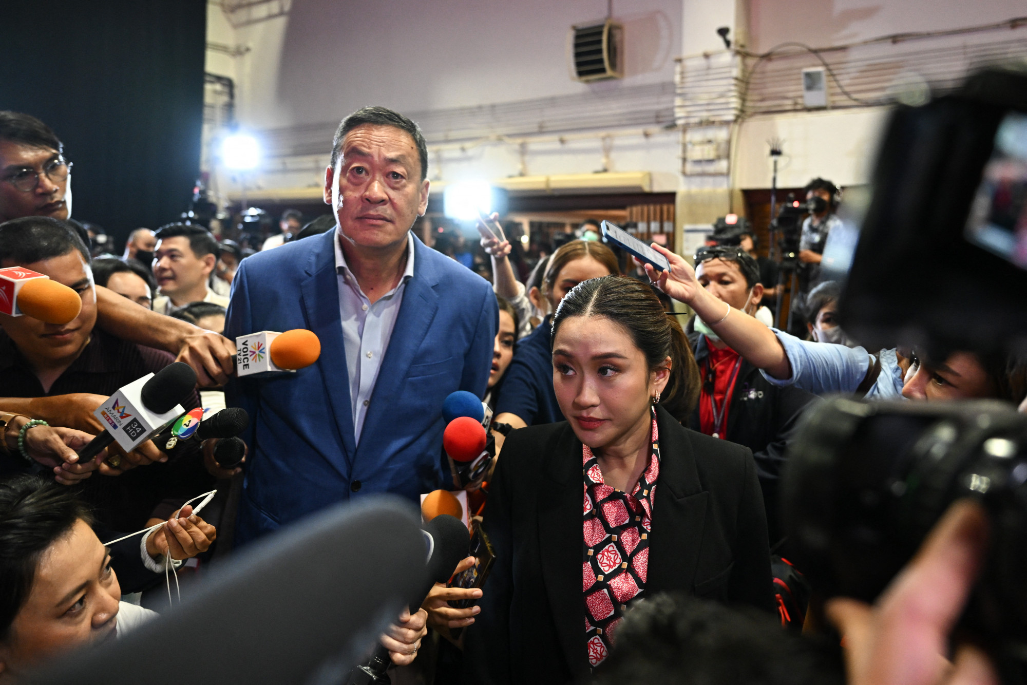 A megpuccsolt és száműzött Thaksin Shinawatra lányának győzelmét várják a thaiföldi választásokon