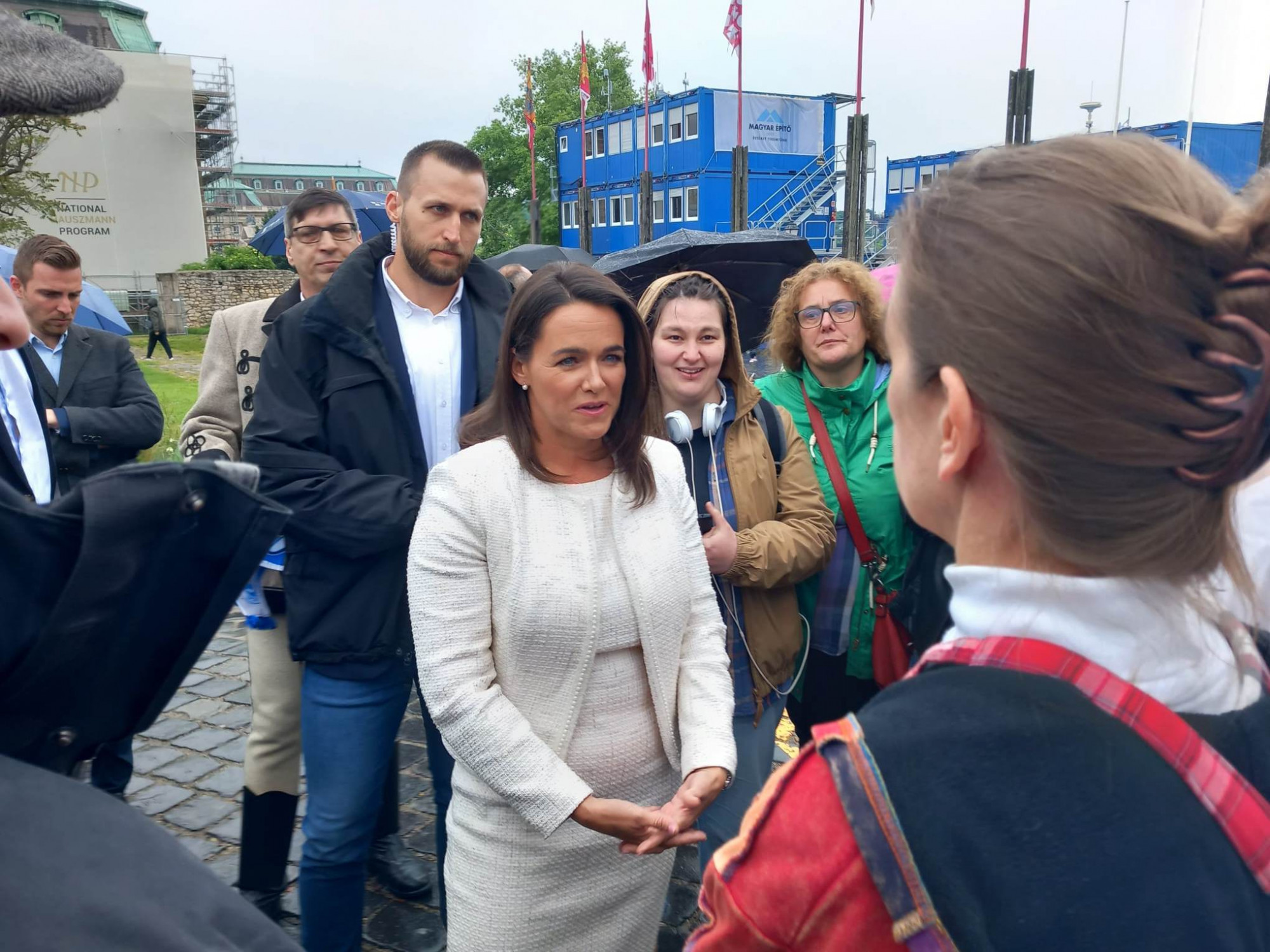 Kimaradt az állami tévé tudósításából, hogy Novák Katalin találkozott a tüntetőkkel