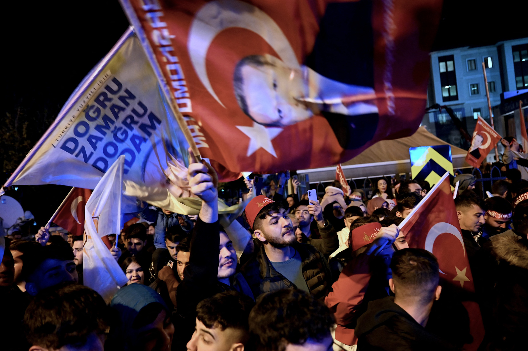 Erdogan fanatikusok Isztambul utcáin 2023 május 14-én