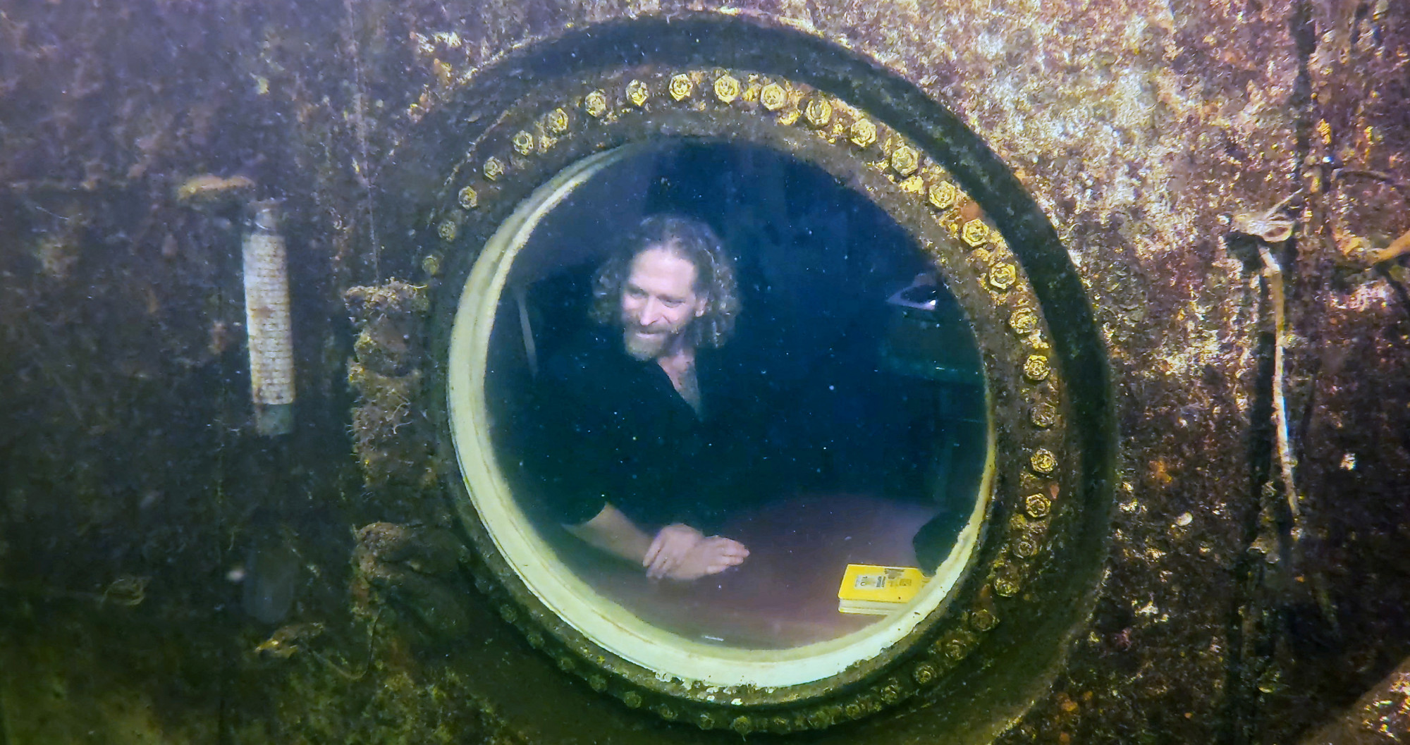 Egy amerikai professzor 74 napja él a víz alatt