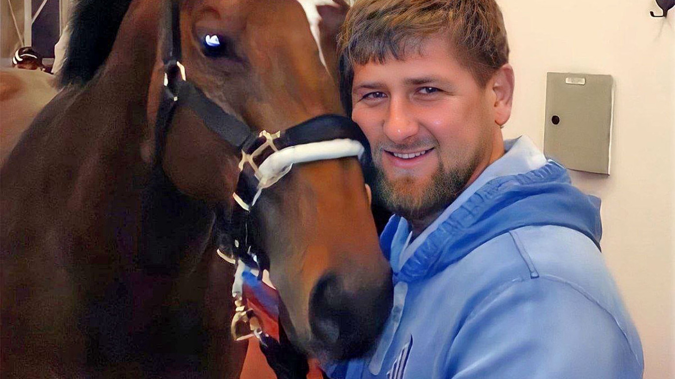 Kadirov átadna ukrán hadifoglyokat, ha feloldják a családját – és a lovait – érintő szankciókat