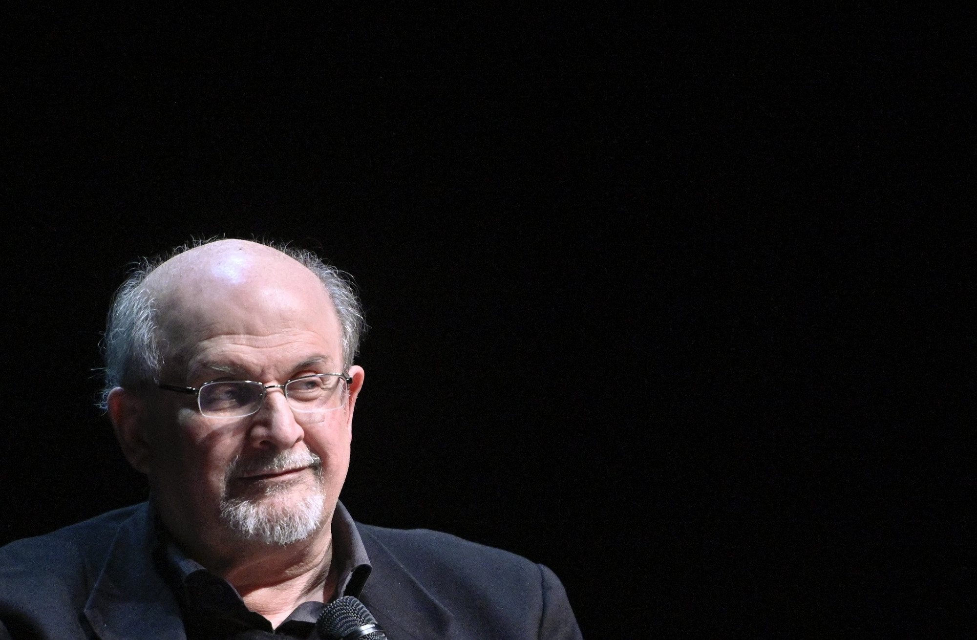 Salman Rushdie: Mióta élek, nem volt ennyire fenyegetve a véleménynyilvánítás szabadsága a nyugati országokban