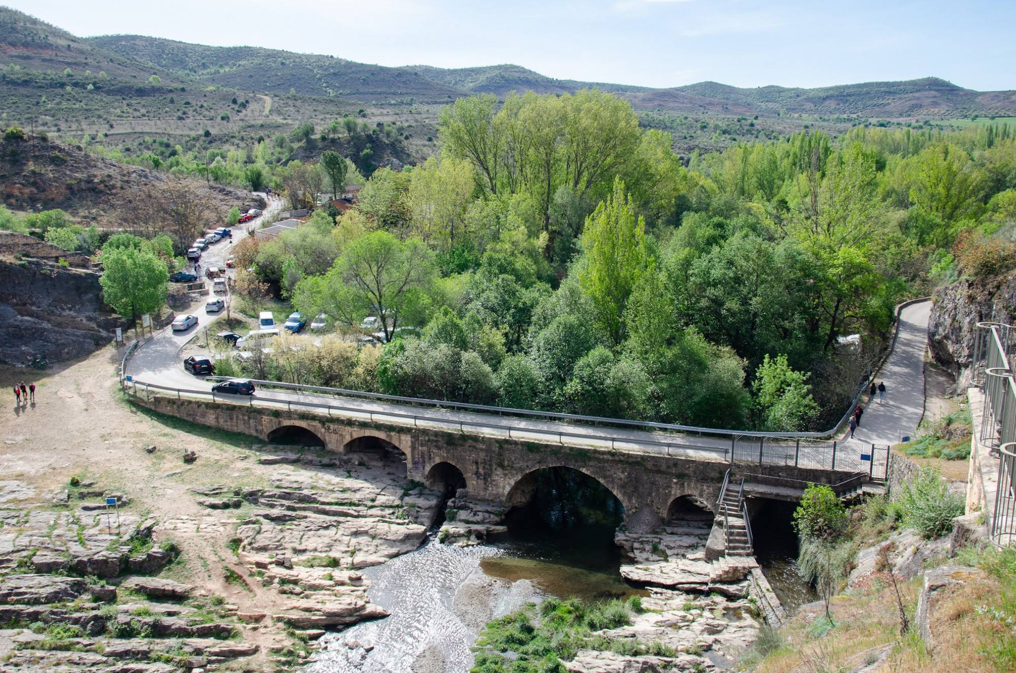A Qubit egyik olvasója által küldött fotó a Madrid környékén fekvő Patones település közelében, kiszáradófélben lévő folyóról 2023. április 16-án.