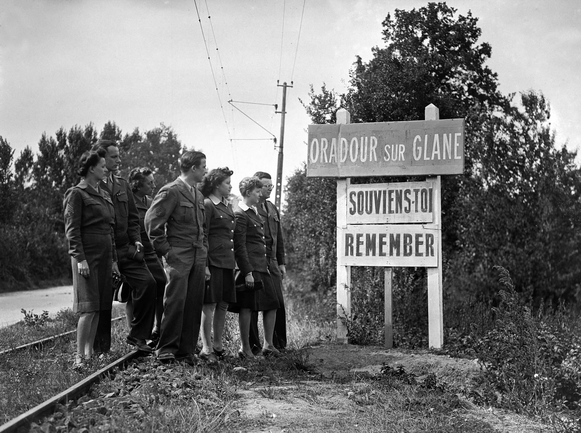 Emlékezésre felszólító felirat a Meymachoz közeli, a németek által 1944 júniusában gyakorlatilag kiirtott Oradour-sur-Glane falunál