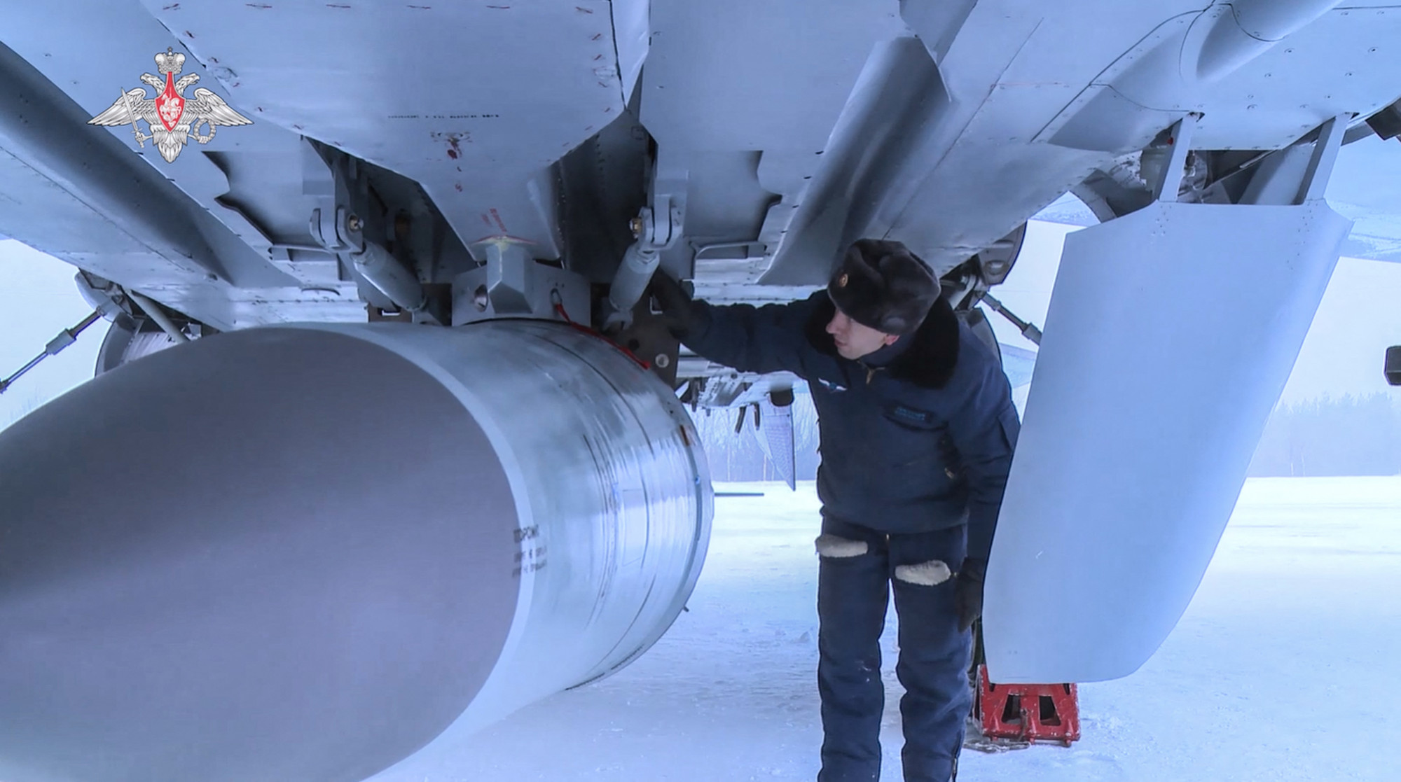 Az orosz védelmi minisztérium 2022. február 19-én, Ukrajna lerohanása előtt öt nappal közzétett videójának egy képkockáján egy MiG-31-es hasára erősített Kinzsal rakéta látható.