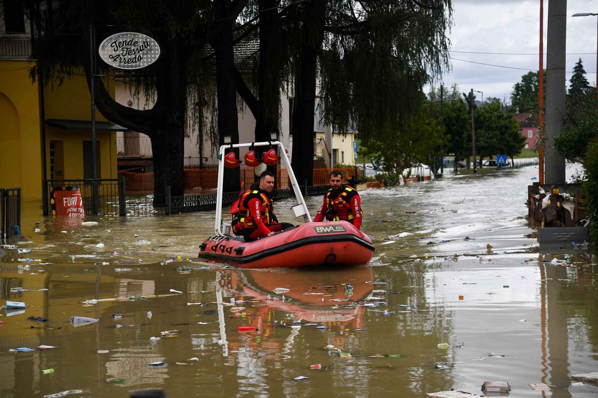 Helikopterrel mentettek meg egy idős párt az olaszországi áradásban