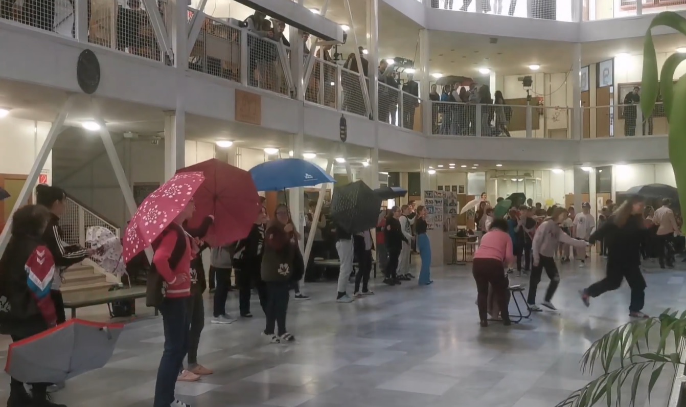 A Veres Péter Gimnázium diákjai esernyővel táncoltak a Singin' in the Rain-re, miután az eső miatt leszakadt egy álmennyezetdarab
