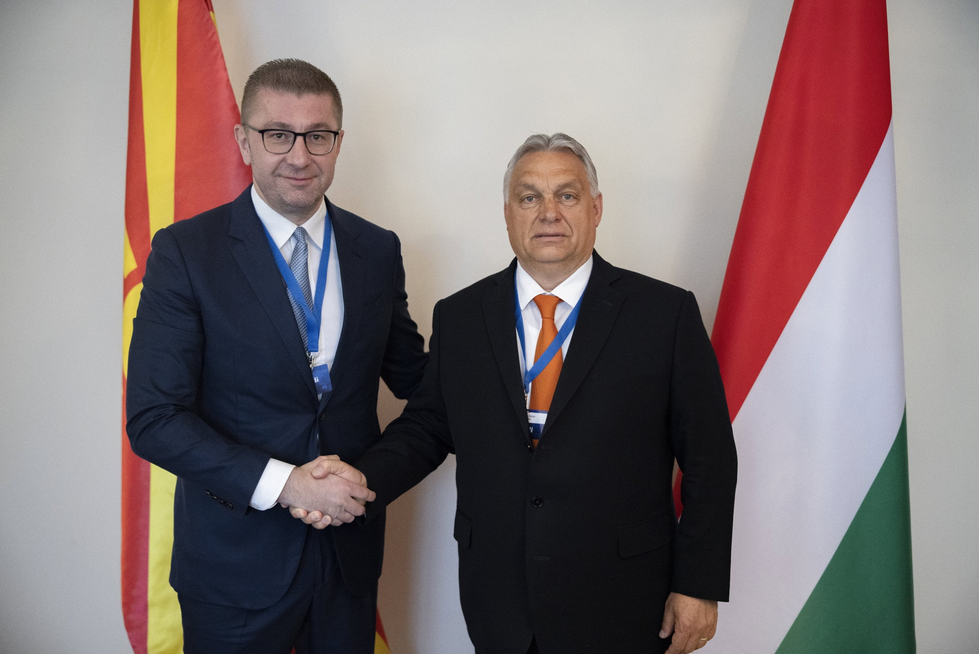 Orbán Viktor és Hristijan Mickoski kezet fog a szlovéniai Bledben 2023. május 18-án.