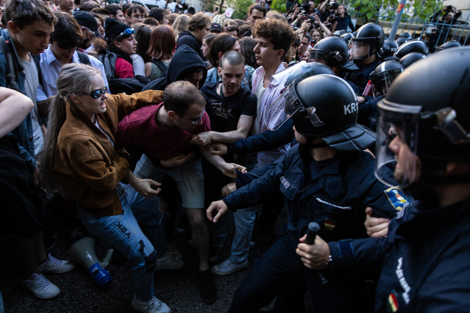 Rendőröknek feszültek a tüntető diákok a Fidesz-székház előtt