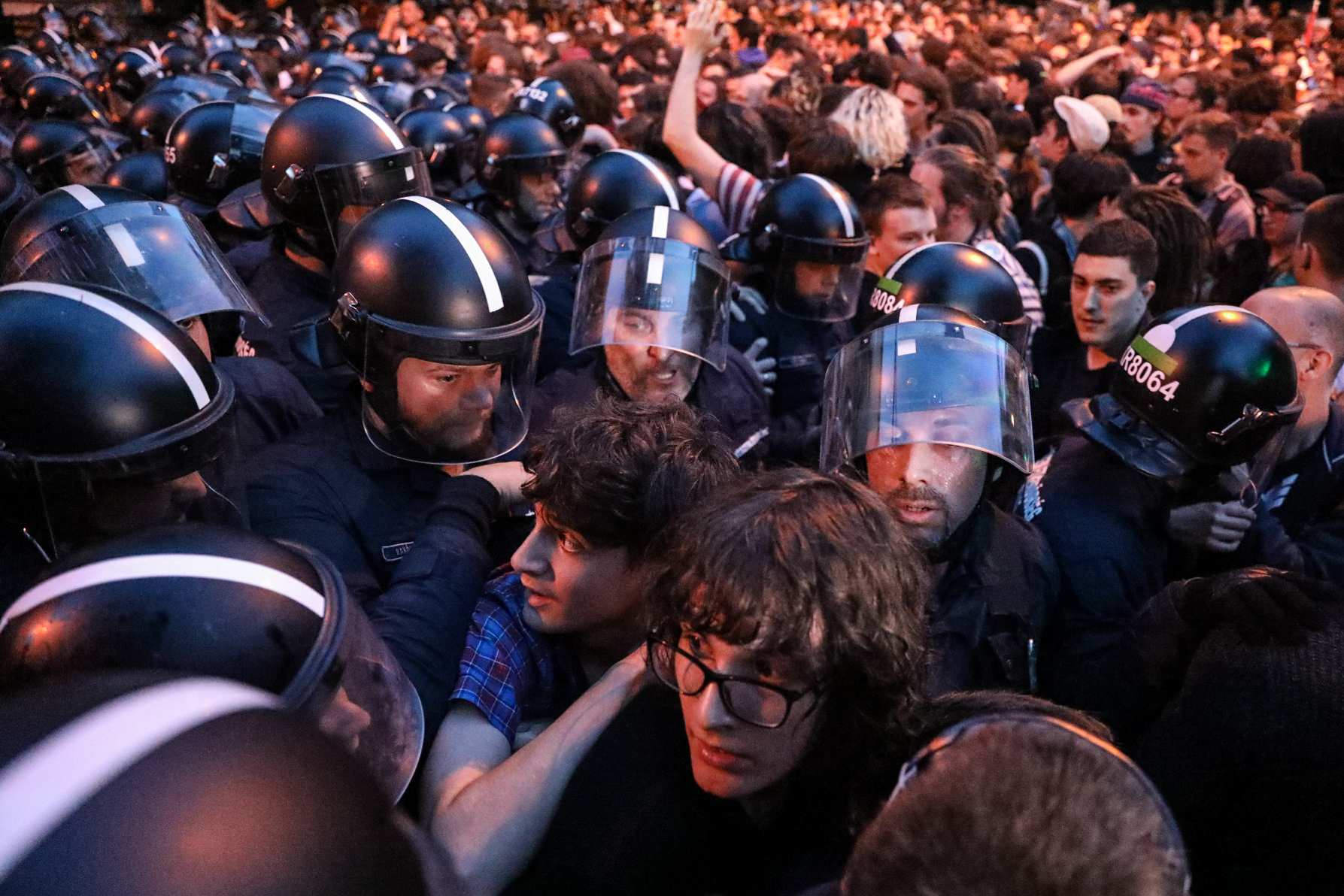 Kiszorították a tüntetőket a Lendvay utcából, csendesedik a tüntetés