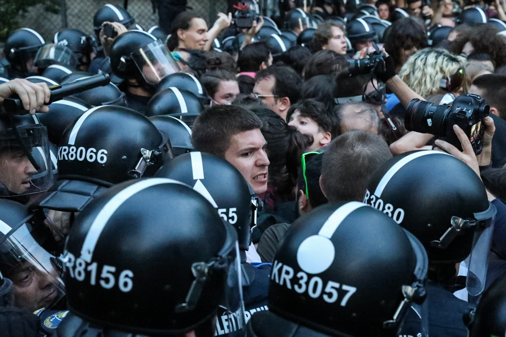 Videón, ahogy a rendőrök kiszorították és szétválasztották a tüntetőket a Fidesz-székháznál