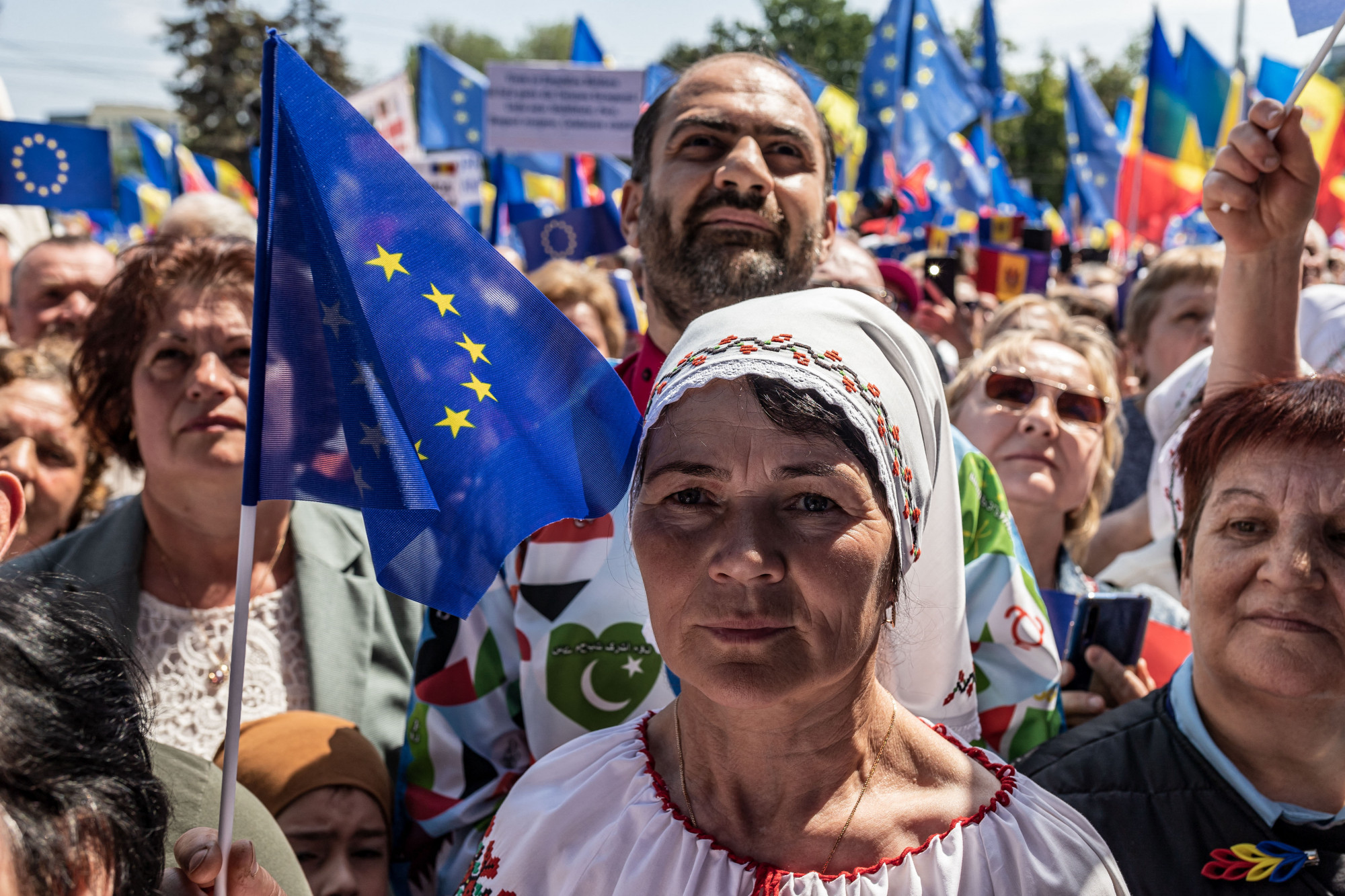 Tízezrek demonstráltak az EU mellett Moldova fővárosában