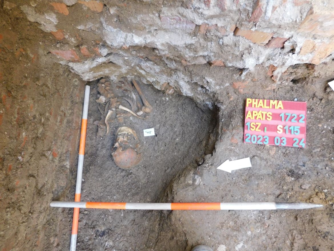 Népes temető nyomaira bukkantak a Pannonhalmi Bencés Főapátság udvarán