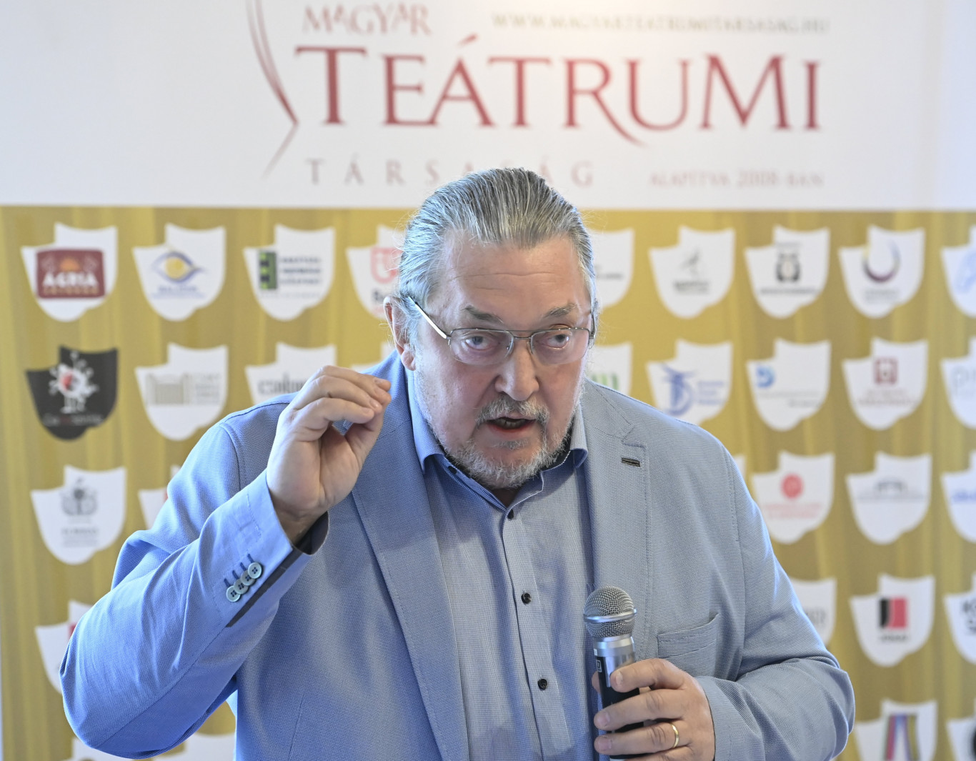 A választások előtt még gyorsan, csendben kiosztott egy adag pénzt a kormány a haveri színházaknak