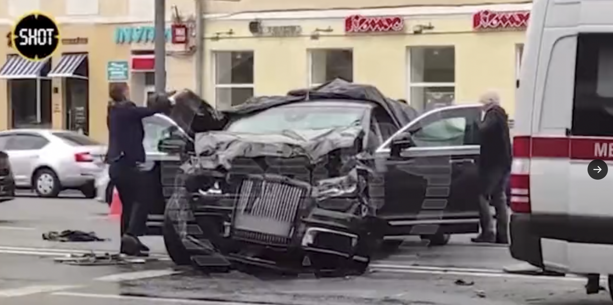 Ripityára tört Kirill pátriárka hattonnás páncélozott orosz luxuskocsijának orra, miután összeütközött egy Volvóval
