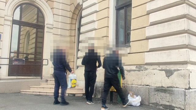 Az RTL Híradó felvételének részlete, ahogy szélnek ereszti a külföldi embercsempészeket