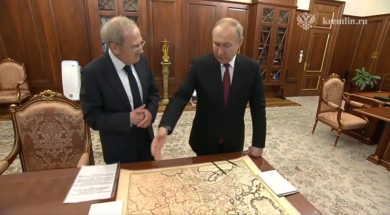 Putyin most egy négyszáz éves térképpel próbálta bizonyítani, hogy Ukrajna nem is egy ország, de nem vette észre, hogy „Ukrajna” van ráírva