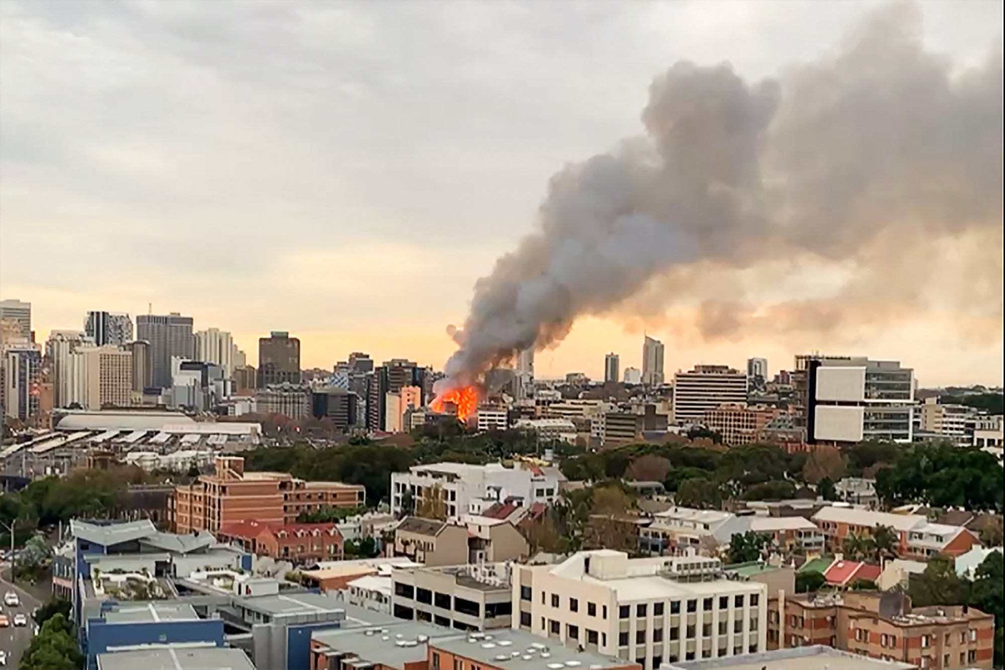 Tűz pusztított el egy hétemeletes házat Sydney-ben