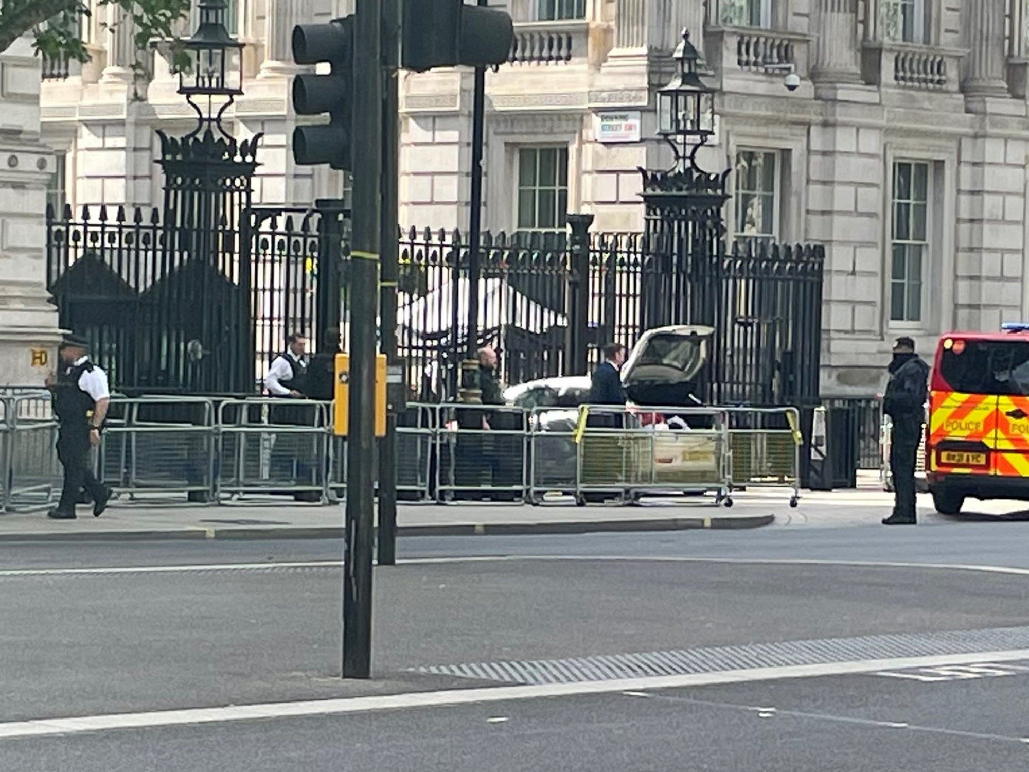 Nekicsapódott egy autó a Downing Streetet elzáró kerítésnek