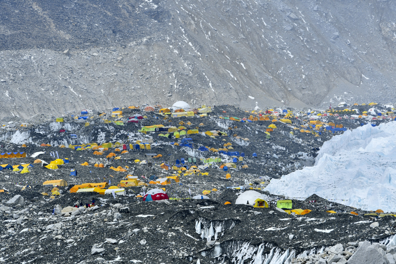Büdös a Mount Everest, mostantól mindenki végigcipeli a mászáson a saját excrementumát