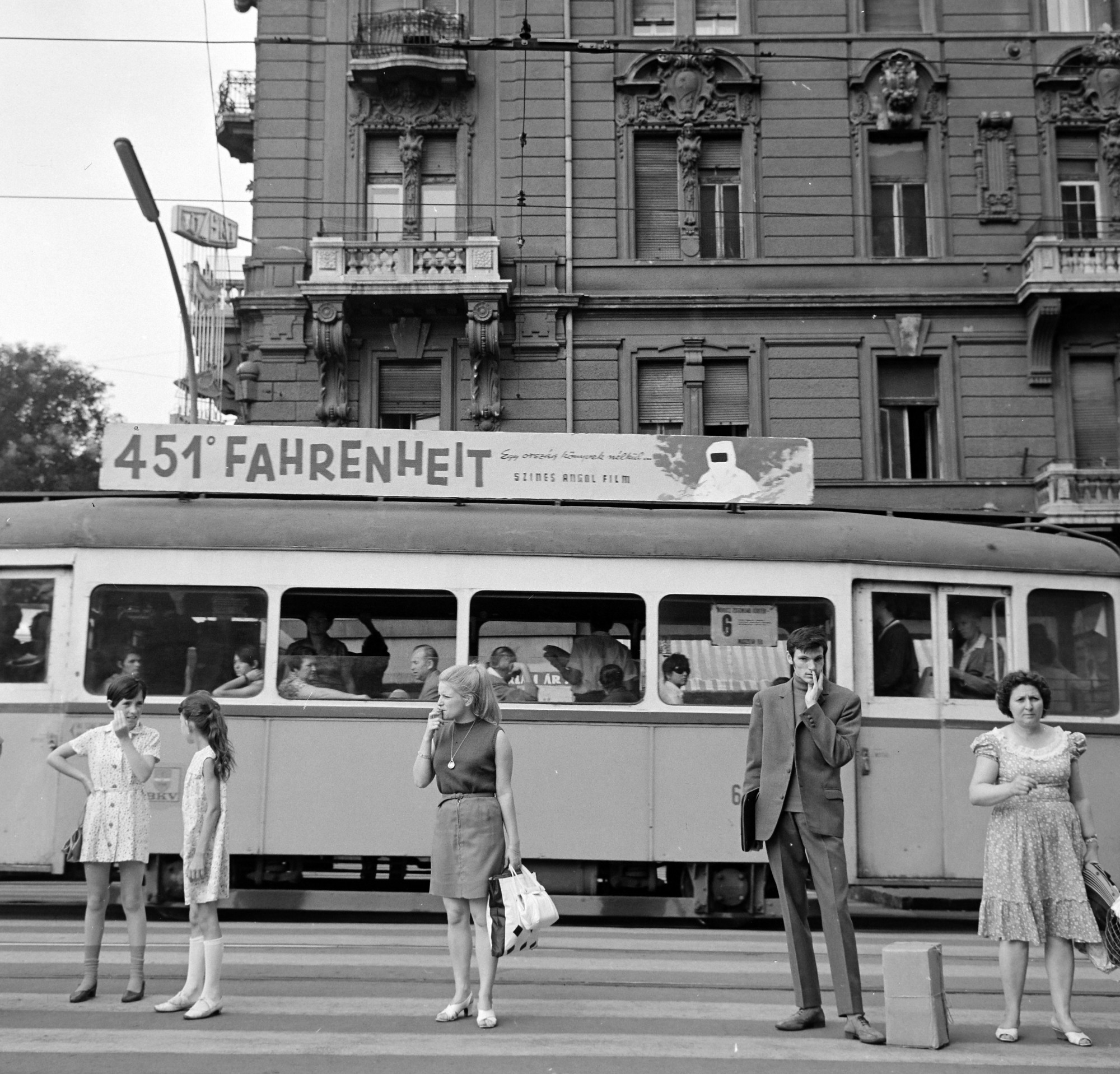 Gyalogátkelő a Szent István körúton a Jászai Mari térnél 1969-ben. A villamoson a Fővárosi Moziüzemi Vállalat (FőMo) által forgalmazott film plakátja.