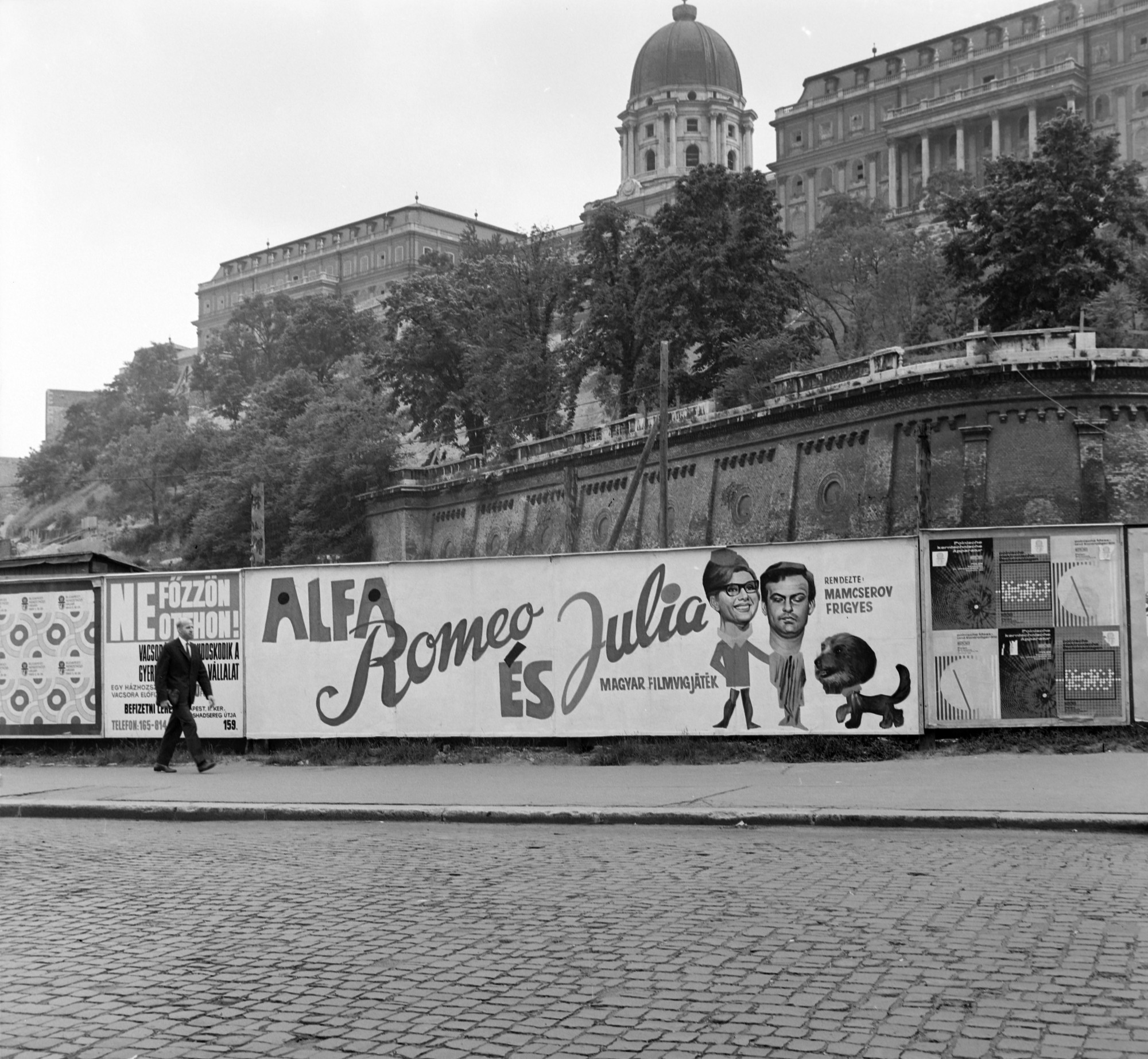 FőMo filmplakát a Clark Ádám téren az Alagút előtt 1970-ben, háttérben a Budavári Palota (korábban Királyi Palota).