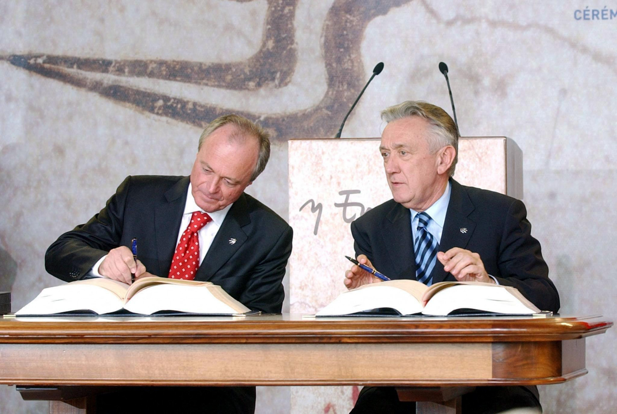 Medgyessy Péter és Kovács László külügyminiszterben aláírják az EU-csatlakozási dokumentumot